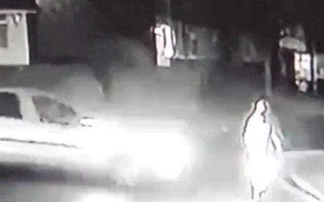 Σοκαριστικό βίντεο με οδηγό που χτυπάει 70χρονο πεζό και τον εγκαταλείπει να κείτεται στον δρόμο