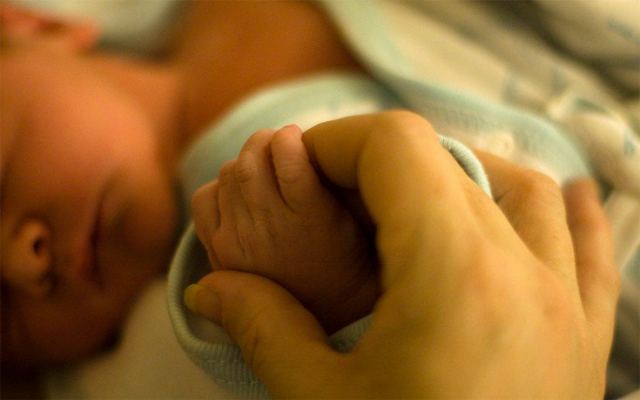 Η αγκαλιά του νεογέννητου γιου της την ξύπνησε από κώμα 23 ημερών