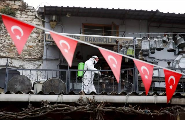 Εκτοξεύθηκε ο αριθμός των θανάτων από τον κορωνοϊό στην Τουρκία ξεπερνώντας τους 100