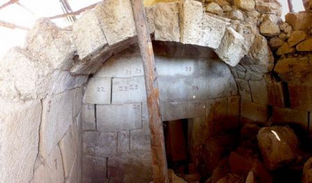 Η Περιφέρεια Στερεάς χρηματοδοτεί την ανάδειξη του Μακεδονικού τάφου Περιβολιού Σπερχειάδας