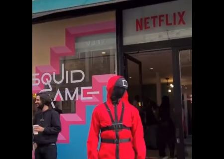 Squid Game: Άνοιξε pop up καφέ της σειράς στο Παρίσι και ποδοπατήθηκαν για να παίξουν