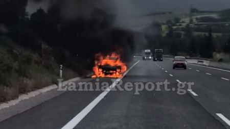 Φθιώτιδα: Αυτοκίνητο πήρε φωτιά στην εθνική οδό (ΒΙΝΤΕΟ)