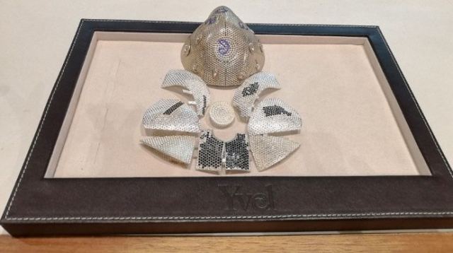 Κορωνοϊός: Η ακριβότερη μάσκα στον κόσμο - Χρυσή με 3.600 διαμάντια (ΦΩΤΟ)