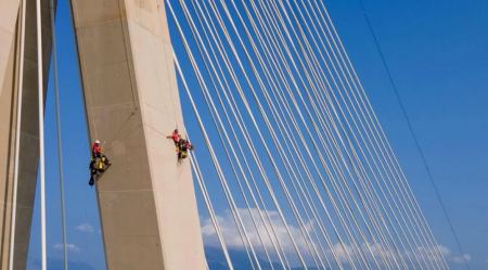 Επτά άνθρωποι - αράχνες επιθεωρούν τη Γέφυρα Ρίου - Αντιρρίου: Εντυπωσιακό βίντεο με τους Γάλλους εναερίτες