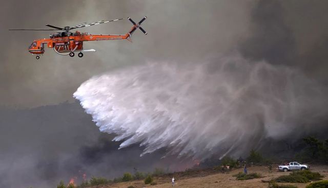 Κάρπαθος: Μάχη των πυροσβεστικών δυνάμεων για την κατάσβεση των δύο πυρκαγιών
