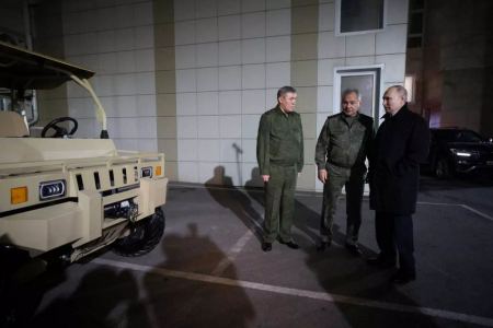 Ουκρανία: Αιφνιδιαστική επίσκεψη Πούτιν στο στρατηγείο του πολέμου – Μπαράζ βομβαρδισμών στην Χερσώνα