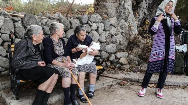 Τσίπρας και Μητσοτάκης αποχαιρετούν τη γιαγιά-σύμβολο της Λέσβου