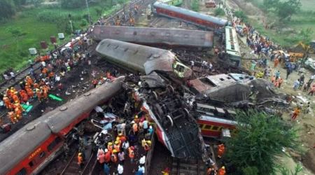 Ασύλληπτη τραγωδία: Εκατοντάδες νεκροί από σύγκρουση τρένων στην Ινδία