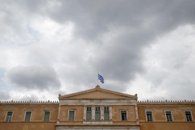Financial Times: Στα τάρταρα το εισόδημα των Ελλήνων στα 8 χρόνια της κρίσης – Κομματικές προσλήψεις στο Δημόσιο