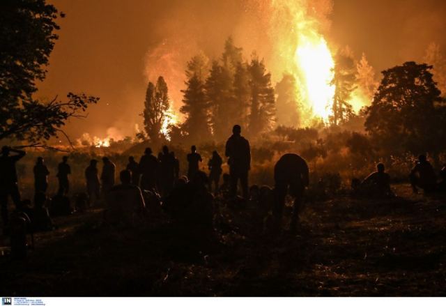 Η συγκλονιστική φωτογραφία από τις φωτιές στην Εύβοια στις 100 καλύτερες για το 2021