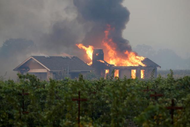 Γιγάντιες φλόγες καταπίνουν την Καλιφόρνια - Απομακρύνθηκαν 50.000 άνθρωποι