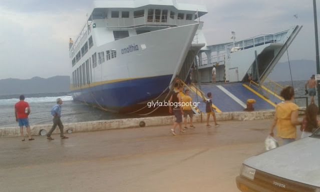 Το μπουρίνι έκοψε τους κάβους από ferry-boat στη Γλύφα - ΒΙΝΤΕΟ