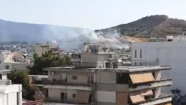Φωτιά μέσα στο Άλσος Βεΐκου στο Γαλάτσι - Επιχειρεί μεγάλη δύναμη της πυροσβεστικής [εικόνες]