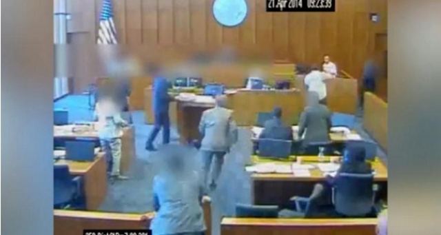 Σοκαριστικό βίντεο: Κατηγορούμενος επιτίθεται σε μάρτυρα και τον εκτελούν εν ψυχρώ