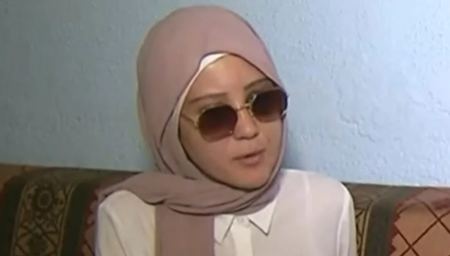 «Ήταν κάθετος, δεν ήθελε τη μαντήλα»: Τι λέει 24χρονη που τη χτύπησε ο πατέρα της για τη μαντήλα
