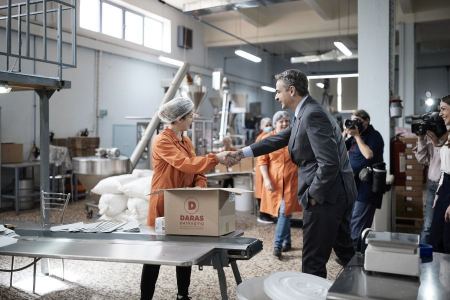 O K. Μητσοτάκης σε εργοστάσιο μπαχαρικών στου Ρέντη: Ο κατώτατος μισθός έχει αυξηθεί περισσότερο από τον πληθωρισμό