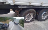 Σύγκρουση φορτηγού με αγροτικό - Εγκλωβίστηκε ο οδηγός του δευτέρου οχήματος
