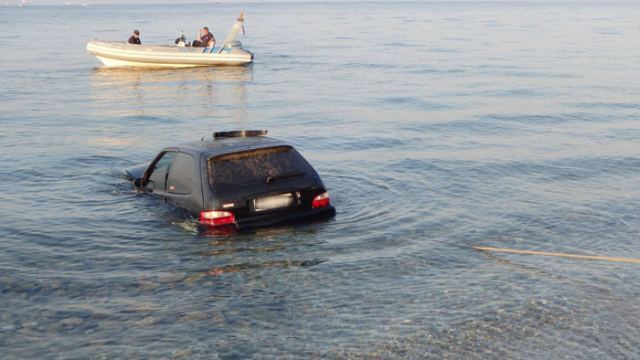 Αυτοκίνητο βρέθηκε στη θάλασσα