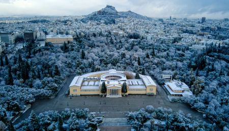 Εντυπωσιάζει η χιονισμένη Αθήνα από ψηλά