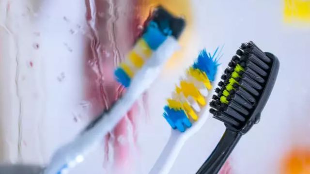 Ξέρετε πώς να καθαρίζετε την οδοντόβουρτσά σας; Είναι πιο απλό απ’ ό,τι νομίζετε