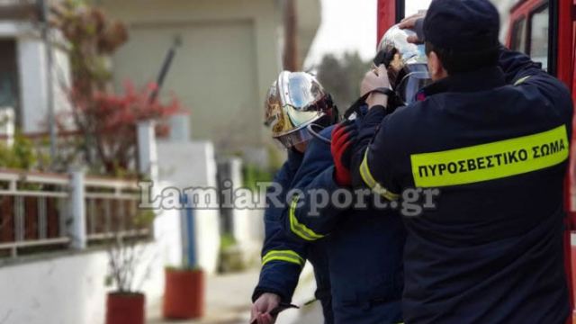 Συναγερμός για πυρκαγιά στη Λαμία - Με εγκαύματα στο χέρι η ιδιοκτήτρια του σπιτιού