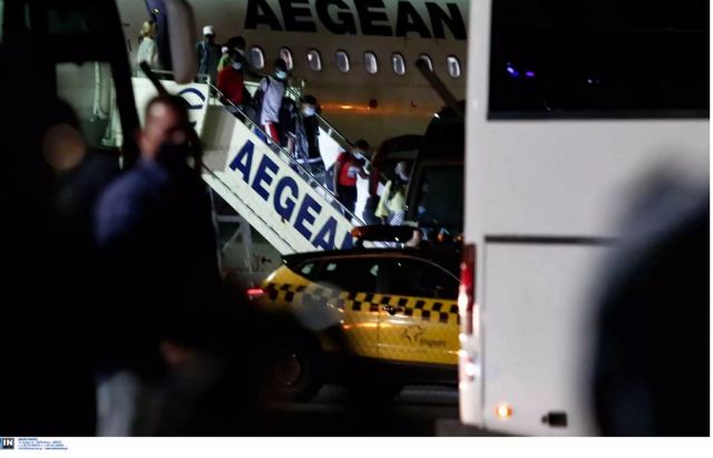 Θεσσαλονίκη: Έτσι έφτασαν στο αεροδρόμιο Μακεδονία τα 400 ασυνόδευτα προσφυγόπουλα από τη Μόρια (ΦΩΤΟ)