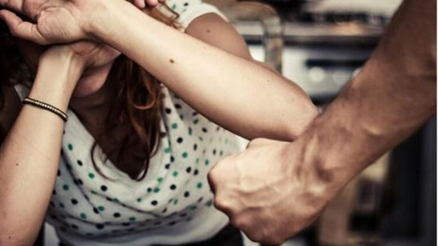 Νέο περιστατικό ενδοοικογενειακής βίας - Ξυλοκόπησε τη σύζυγό του μπροστά στο παιδί τους