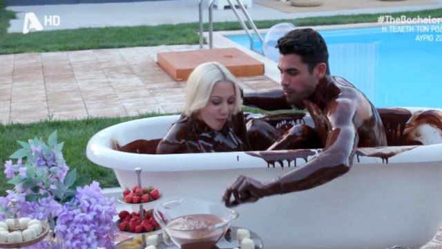 The Bachelor: Βούτηξαν στην μπανιέρα με τη σοκολάτα και το Twitter άρχισε να… πυροβολεί