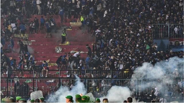 Ανείπωτη τραγωδία στην Ινδονησία: Οπαδοί ποδοπατήθηκαν μέχρι θανάτου σε γήπεδο, πάνω από 174 οι νεκροί