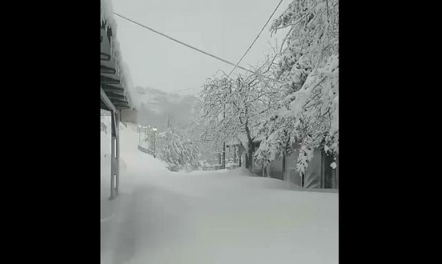 Λάρισα: Ένα μέτρο χιόνι στη Σπηλιά Κισσάβου – Αδύνατη η διέλευση αυτοκινήτων μέσα στο χωριό (ΒΙΝΤΕΟ)
