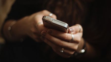 Panic Button: Στέλνει SMS την ΕΛ.ΑΣ. σε περιπτώσεις ενδοοικογενειακής βίας - Στη Βουλή η τροπολογία
