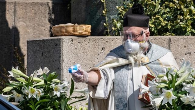 Viral ιερέας στις ΗΠΑ: Με γάντια και μάσκα έριχνε αγιασμό με... νεροπίστολο στα αυτοκίνητα [εικόνες]