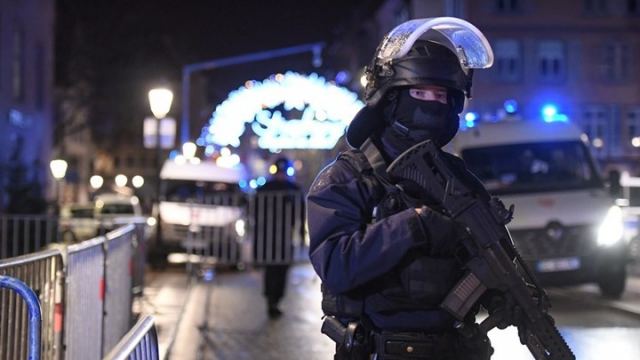 Νύχτα τρόμου στο Στρασβούργο: Τρεις νεκροί και 12 τραυματίες από επίθεση σε χριστουγεννιάτικη αγορά