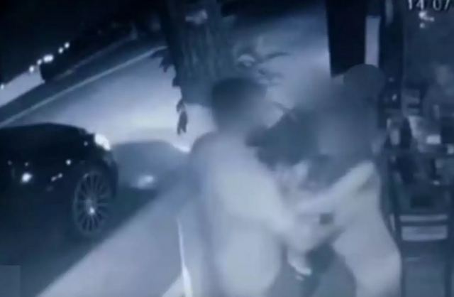 Κρήτη: Βίντεο με την αιματηρή επίθεση στην ταβέρνα μπροστά στα παιδιά του ζευγαριού