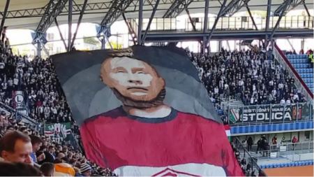 Οι οπαδοί της Λέγκια Βαρσοβίας σήκωσαν πανό που δείχνει τον Πούτιν στην κρεμάλα - Δείτε βίντεο
