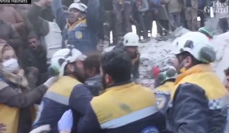 Σεισμός στη Συρία: Οικογένεια βγήκε ζωντανή από τα συντρίμμια - Ξέσπασαν σε ζητωκραυγές οι διασώστες