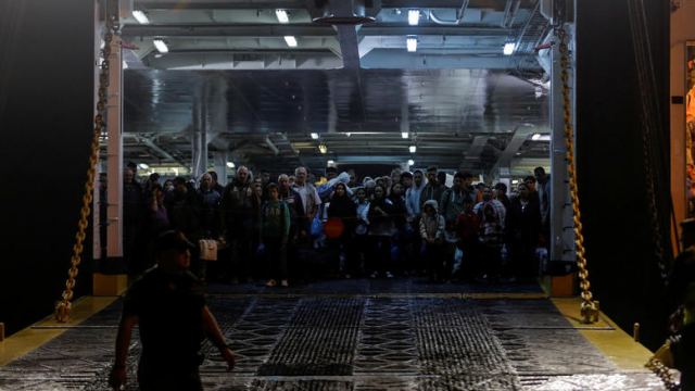 Λέσβος: Κάτοικοι παρεμπόδισαν πλοίο με μετανάστες να προσεγγίσει το λιμάνι
