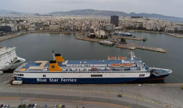 Πειραιάς: Έδεσε το πλοίο που μετέφερε 142 πρόσφυγες και μετανάστες