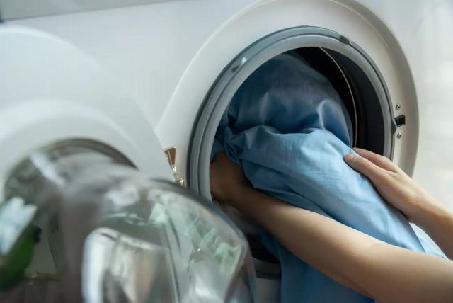 Κορωνοϊός: Πώς απολυμαίνουμε και καθαρίζουμε ρούχα, πετσέτες σεντόνια και ό,τι μπαίνει στο πλυντήριο