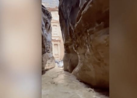 Εκκενώθηκε από τους τουρίστες η Πέτρα της Ιορδανίας λόγω πλημμυρών