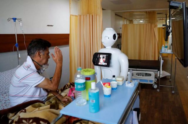 Συγκινητικές στιγμές: Ασθενείς με κορωνοϊό επικοινωνούν με τους δικούς τους χάρη στο ρομπότ Μίτρα (pics)