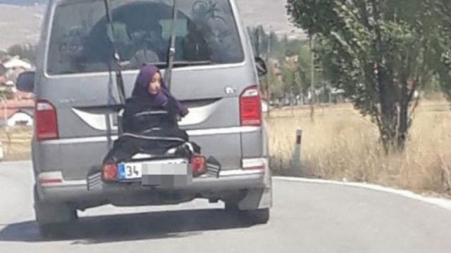 Ασύλληπτο: Τούρκος έδεσε την 13χρονη κόρη του στο πίσω μέρος του αυτοκινήτου!