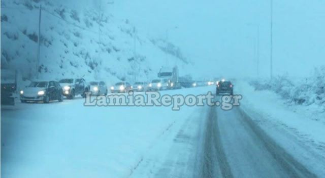Σφοδρή χιονόπτωση: Μπλόκο στα φορτηγά προς Δομοκό - Με αλυσίδες τα ΙΧ