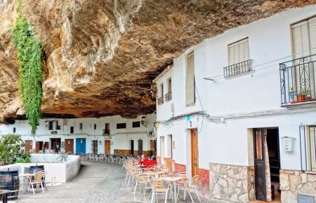 Η πόλη στην Ισπανία που είναι χτισμένη κάτω από έναν βράχο