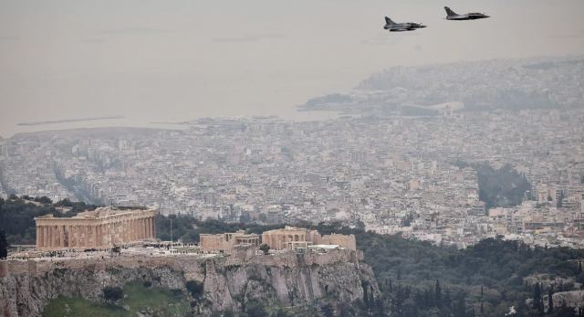 Πτήσεις μαχητικών πάνω από την Ακρόπολη - Εντυπωσιακές εικόνες από τις πρόβες ενόψει 25ης Μαρτίου
