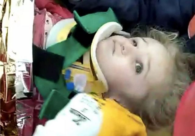 Σμύρνη: 3χρονο κοριτσάκι ανασύρθηκε ζωντανό μετά από 65 ώρες! Στιγμές που προκαλούν “σφίξιμο” στην καρδιά