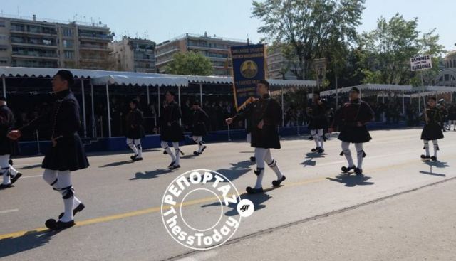Με το “Μακεδονία Ξακουστή” ξεκίνησε η παρέλαση στη Θεσσαλονίκη (ΦΩΤΟ+VIDEO)