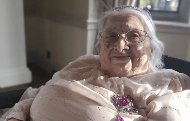 Είναι 100 ετών και μοιράζεται το μυστικό της μακροζωίας: «Αποφύγετε περίεργους άνδρες»