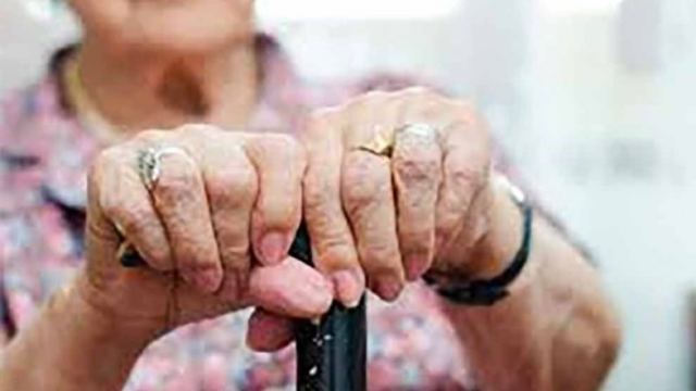 Κορωνοϊός: Αναστέλλονται τα επισκεπτήρια σε γηροκομεία και κέντρα φροντίδας ΑμεΑ