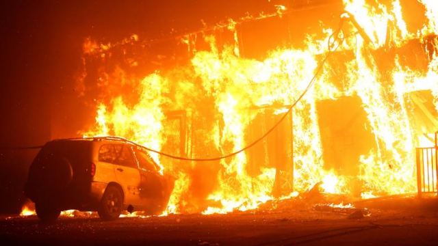 Πυρκαγιές Καλιφόρνια: Χιλιάδες εγκαταλείπουν τα σπίτια τους